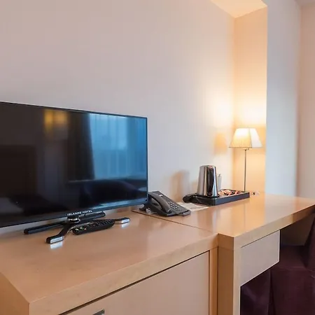 מלון Islande With Free Parking 4*